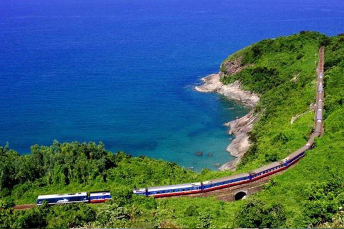 Tàu Bắc – Nam: “Chuyến Đi Chậm” Để Ngắm Biển