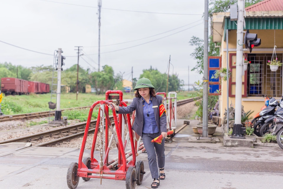 NHỌC NHẰN NGHỀ GÁC CHẮN TÀU Ở SÀI GÒN – NHỮNG “NGƯỜI GIỮ CỬA” THẦM LẶNG BÊN ĐƯỜNG RAY