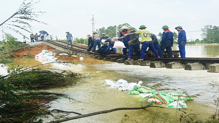 Đường sắt Việt Nam chủ động ứng phó và chạy tàu an toàn trong lũ