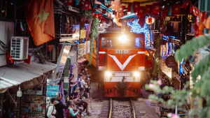 Vì sao không gian cà phê đường tàu Hà Nội vẫn hút du khách?