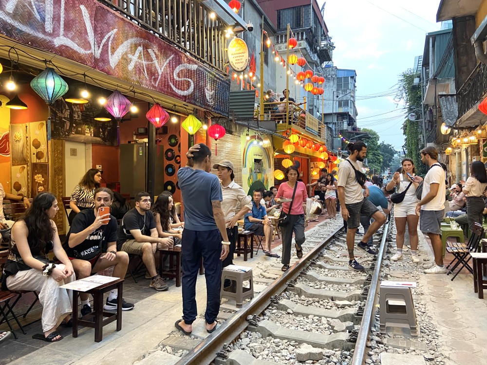 Vì sao không gian cà phê đường tàu Hà Nội vẫn hút du khách?