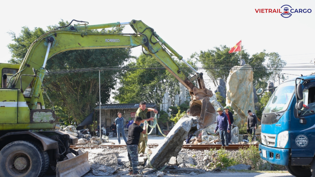 Ninh Bình: Đóng lối đi tự mở qua đường sắt, ngăn nguy cơ tai nạn