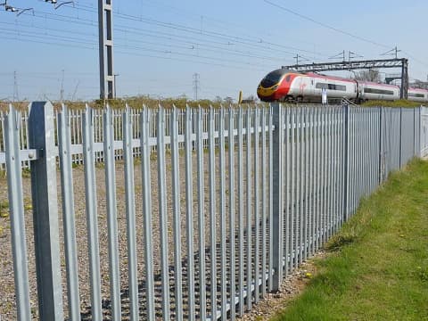 Đường sắt có tốc độ thiết kế trên 120 km/h bắt buộc phải có hàng rào bảo vệ