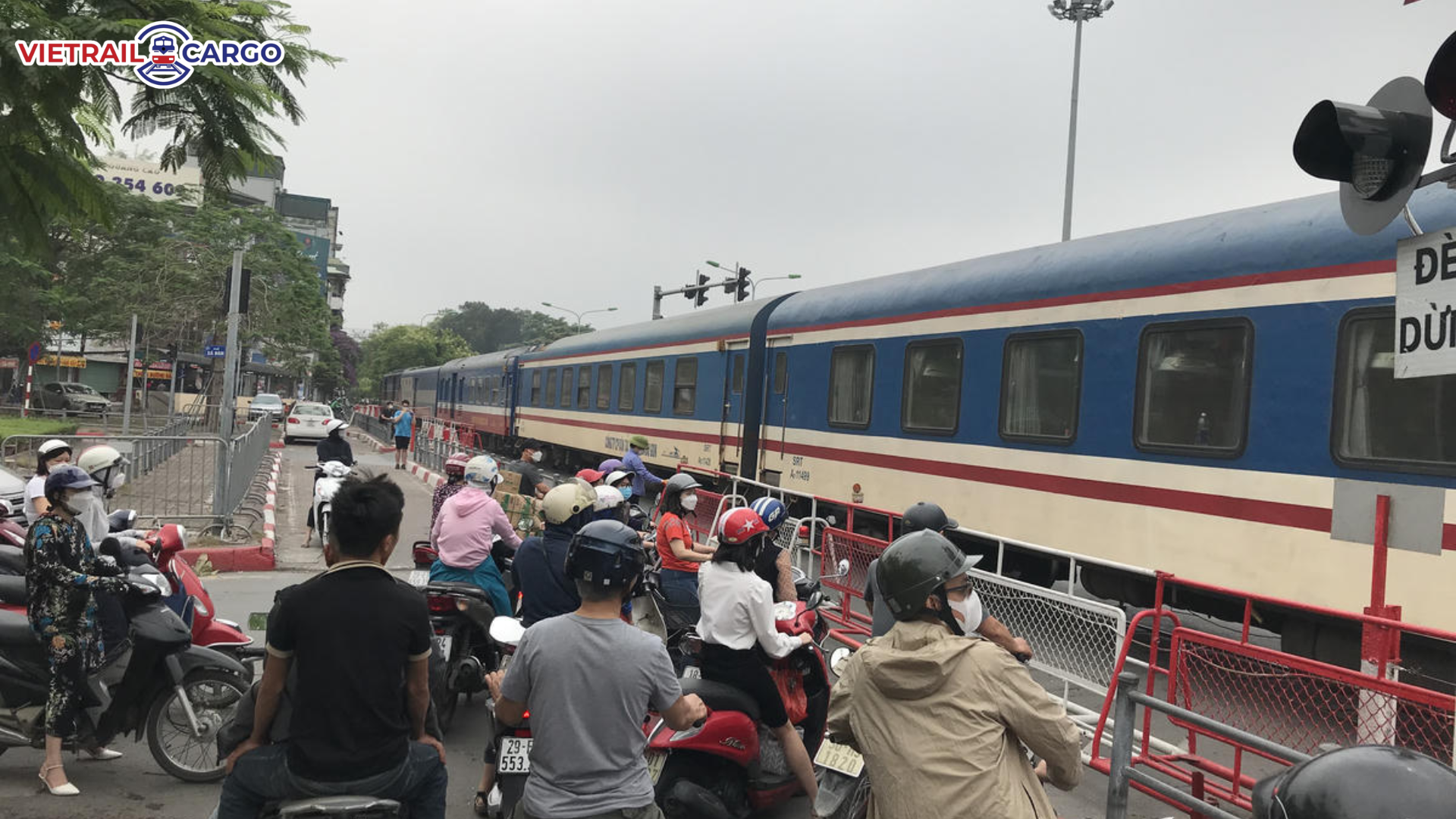 Tăng Cường Bảo Đảm Trật Tự An Toàn Giao Thông Đường Sắt Tăng Cường Bảo Đảm Trật Tự An Toàn Giao Thông Đường Sắt