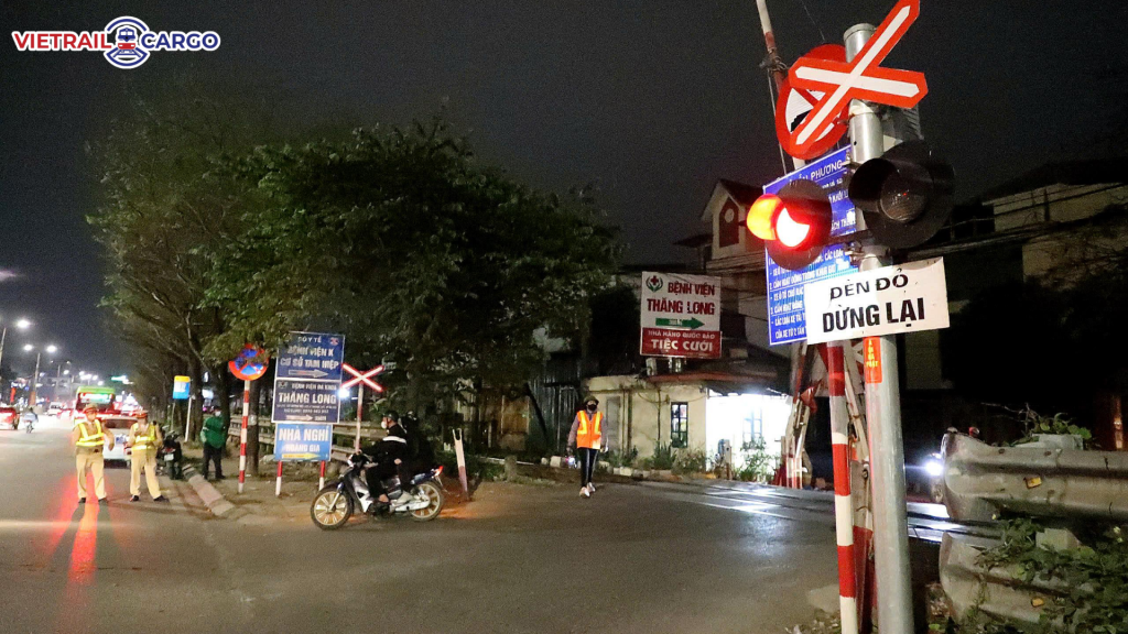 Tăng Cường Tuần Tra Xử Lý Tài Xế Lách Rào Đường Sắt Hà Nội