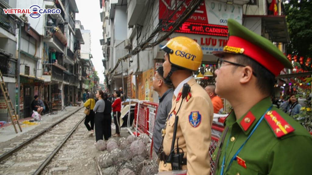 Ra Quân Xử Lý Phố Cà Phê Đường Tàu Hà Nội