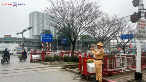 Đường sắt: Phạt nặng ô tô vượt rào chắn