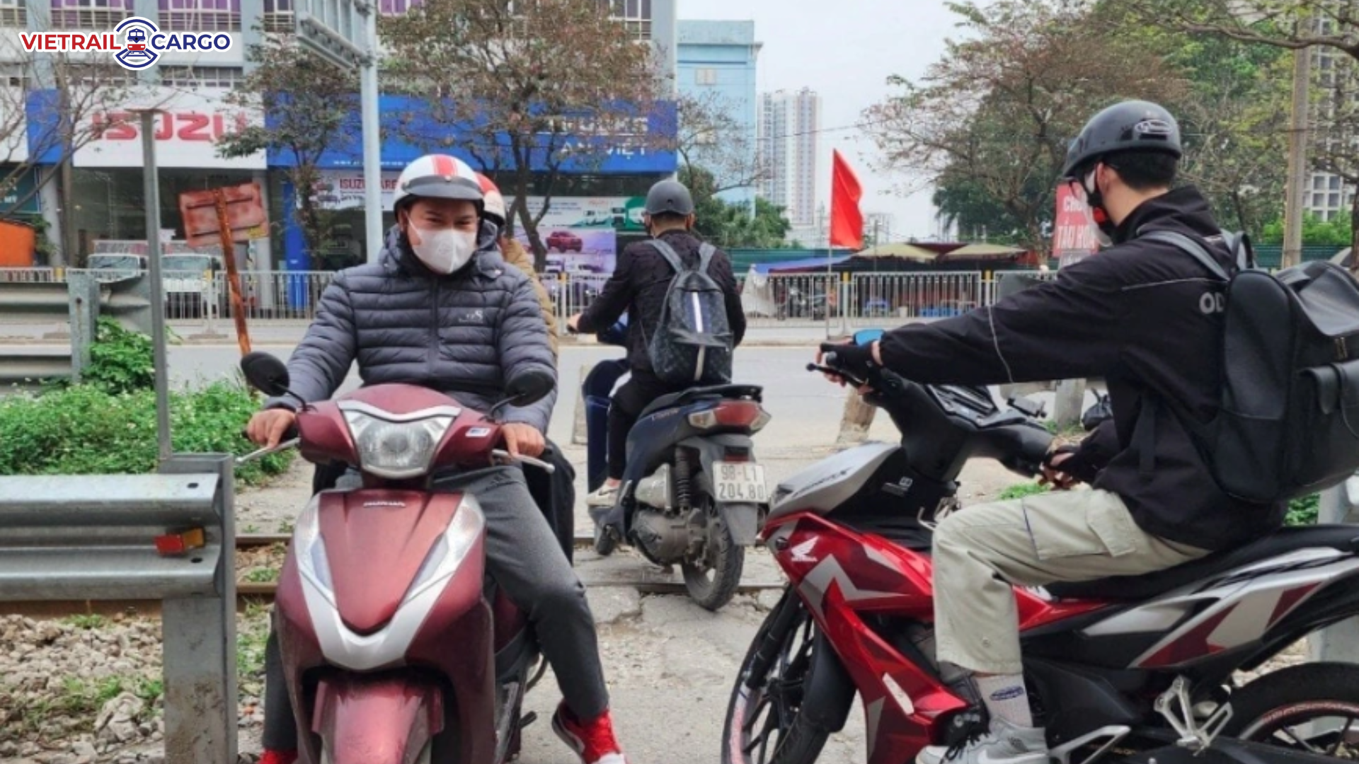 Đường sắt: Phạt nặng ô tô vượt rào chắn