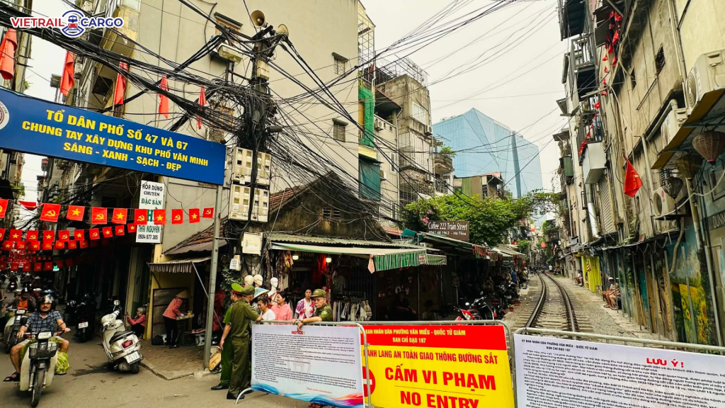 Hà Nội lắp camera giám sát cà phê đường tàu Khâm Thiên