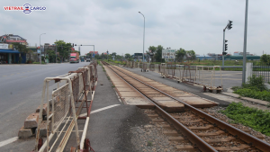 Tỉnh lộ 485B Ninh Bình vướng đường sắt khiến xe cộ phải đi vòng