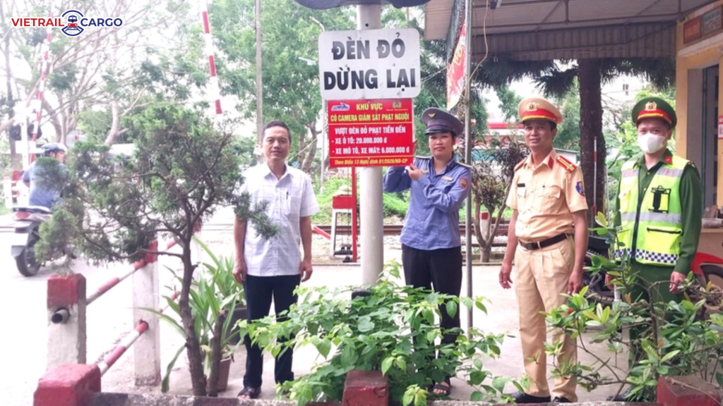 Nghệ An gắn biển tuyên truyền mới nâng cao an toàn đường sắt