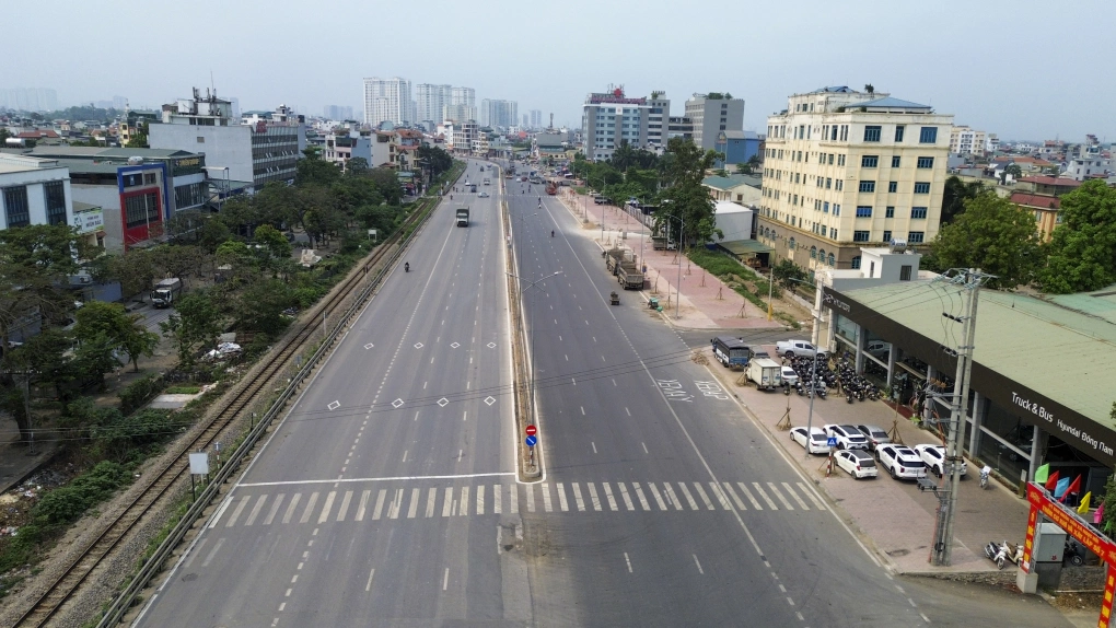 Hiện trạng quốc lộ 1 có tuyến đường sắt Bắc Nam (bên trái) đi song song, đoạn qua Ngọc Hồi