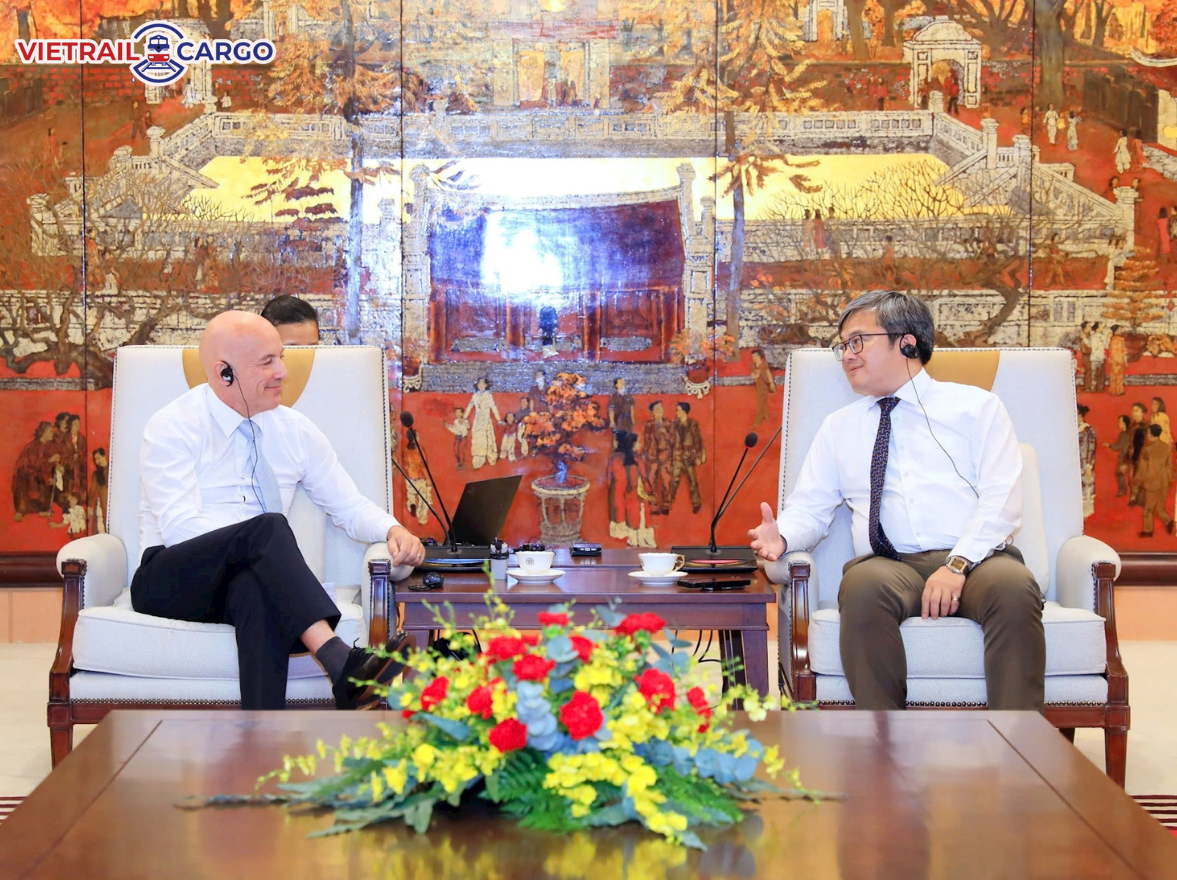 Phó Chủ tịch UBND thành phố Hà Nội Trương Việt Dũng làm việc với ông Andres Pizarro, Giám đốc phụ trách Giao thông khu vực Đông Nam Á của AIIB