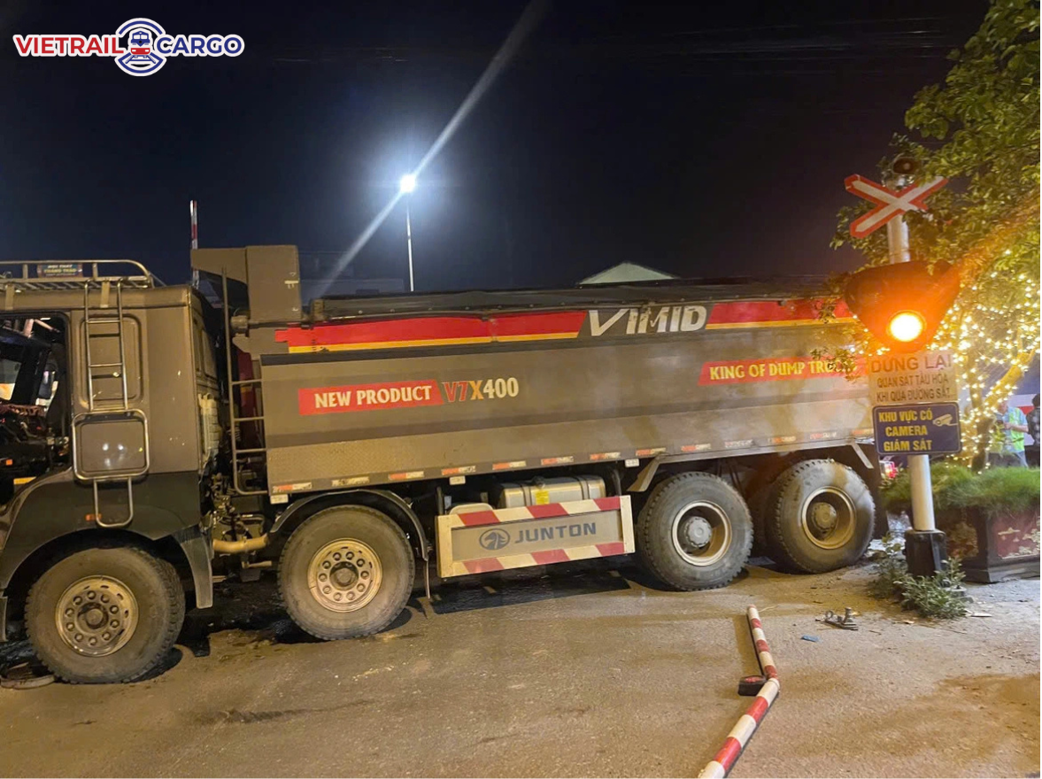 Tàu hỏa tông xe tải chở cát