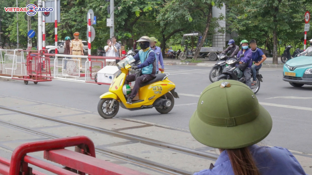 Đường sắt: Nguy cơ tai nạn do cố tình băng qua khi tàu đến
