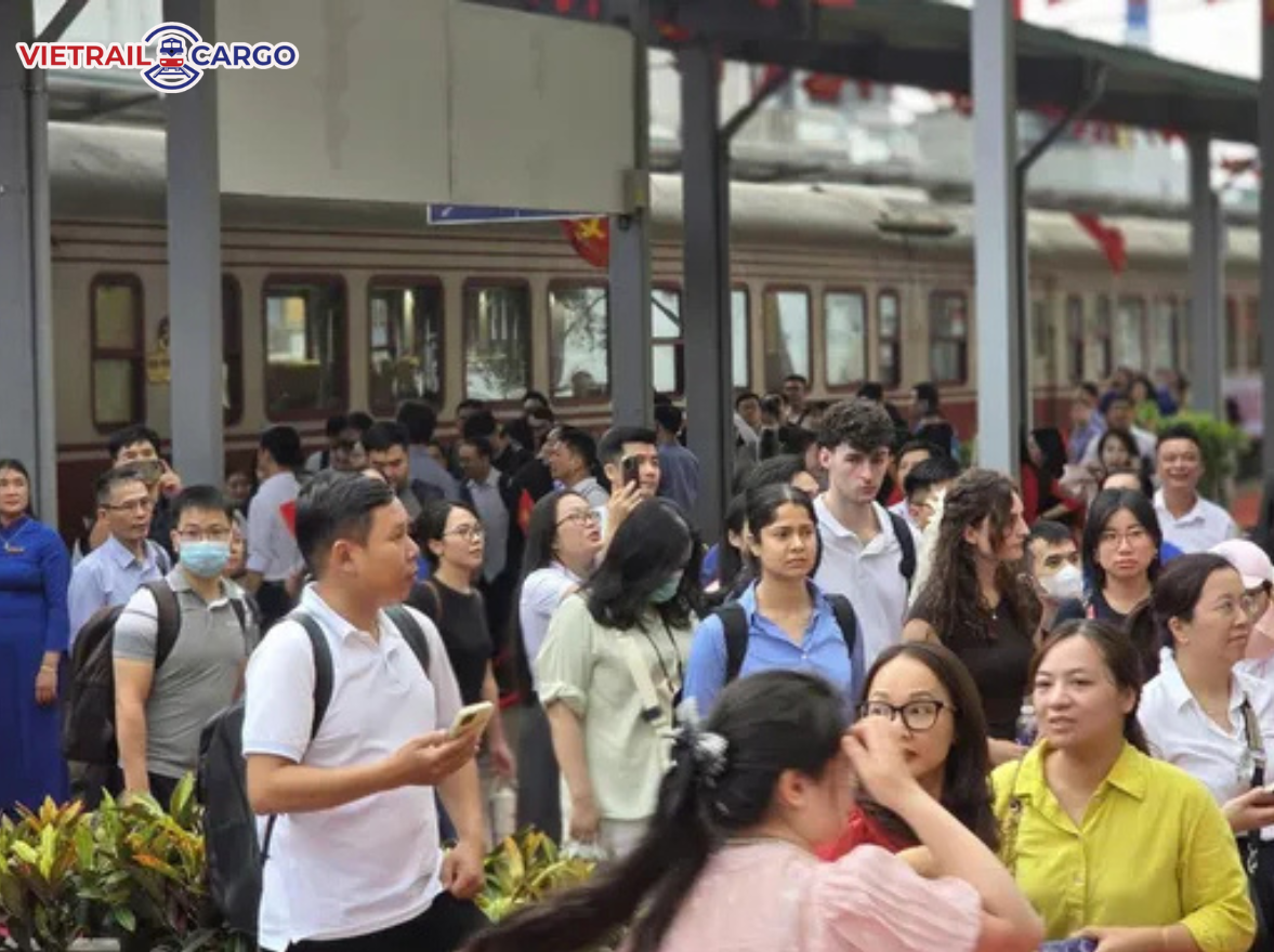 Hành khách xếp hàng chờ lên tàu