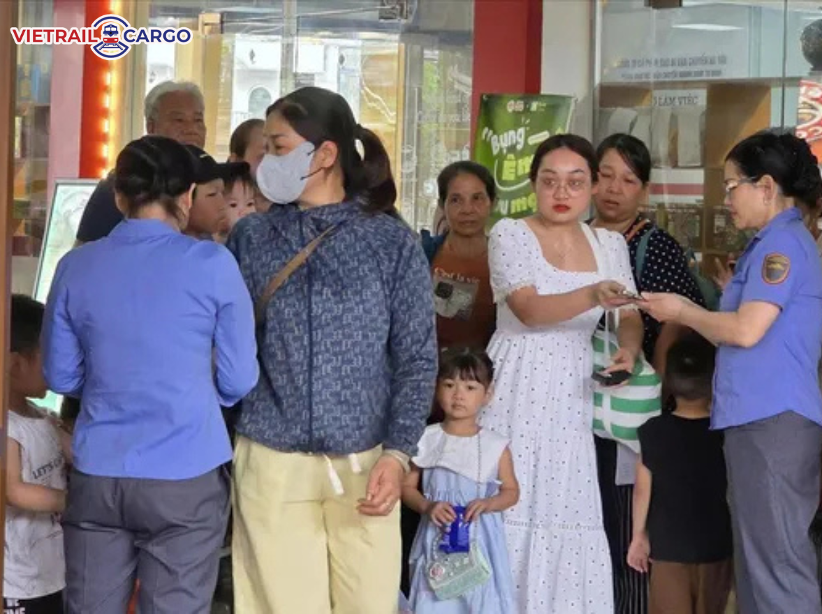 Nhân viên đường sắt kiểm tra vé hành khách trước khi lên tàu