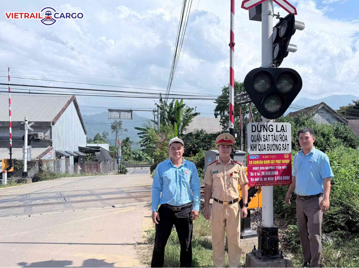 Lực lượng CSGT lắp đặt các bản pano tuyên truyền về Nghị định số 81/2026/NĐ-CP