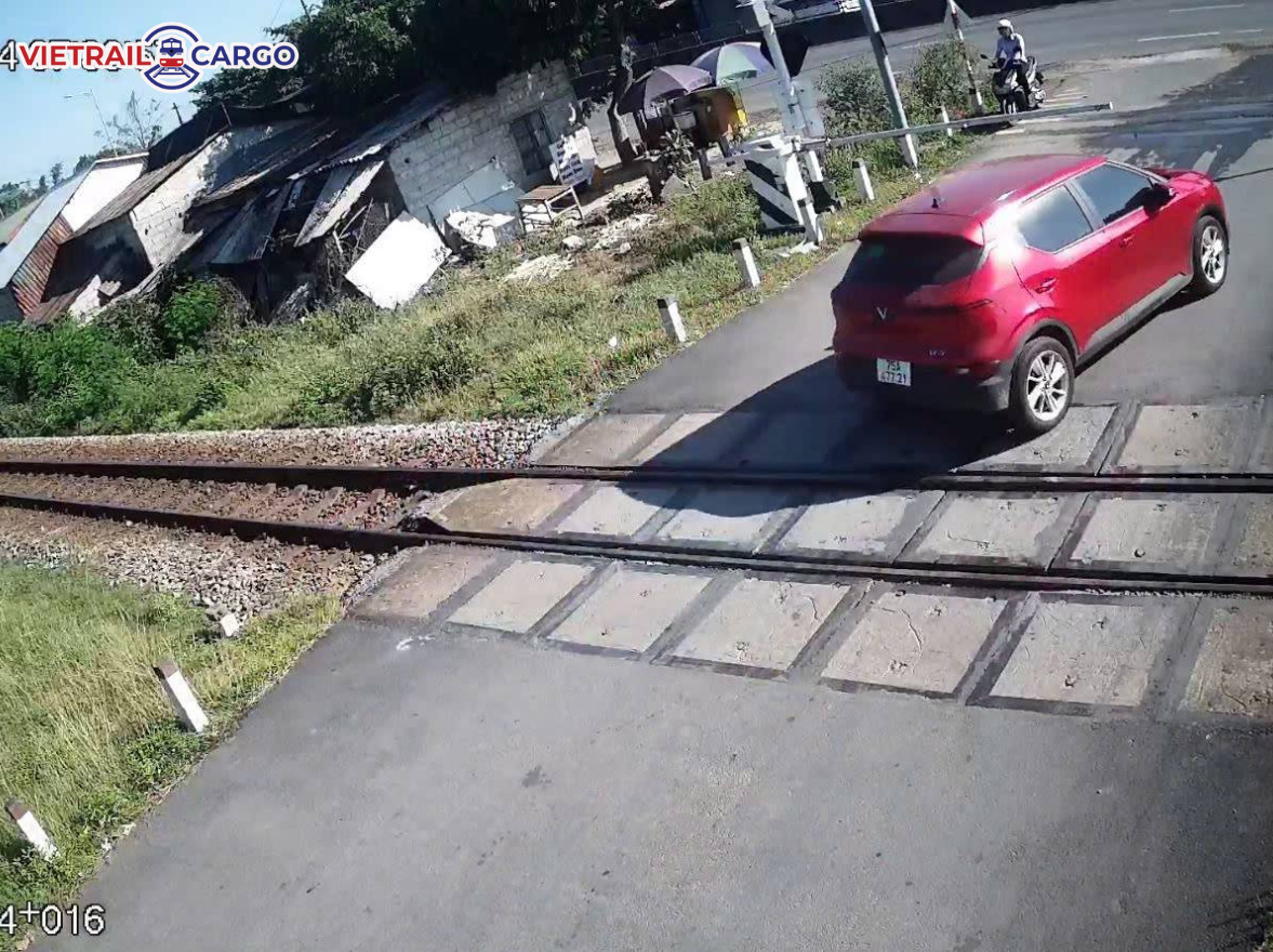 Hình ảnh camera ghi nhận được hành vi vi phạm của xe oto