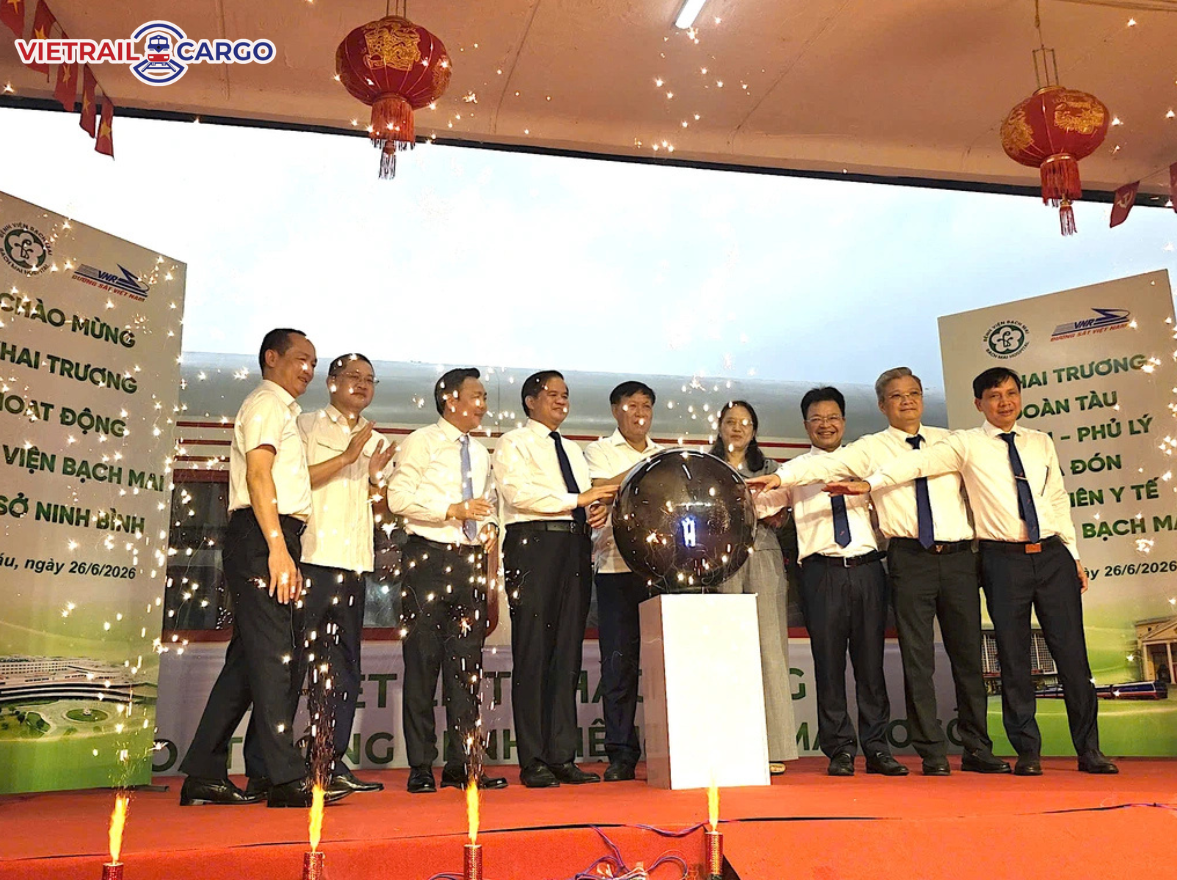 Các đại biểu chính thức khai trương đoàn tàu Hà Nội - Phủ Lý