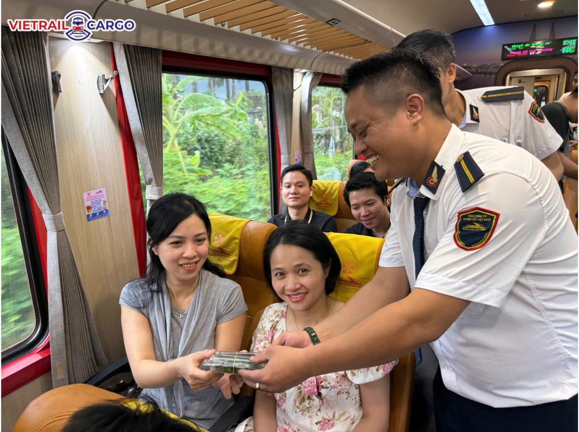 Trên tàu, đường sắt phục vụ suất ăn nhẹ, nước giải khát