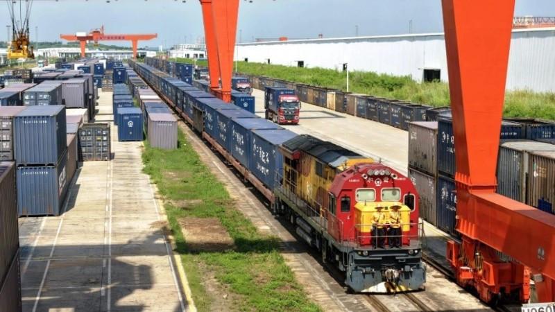 Vận chuyển quần áo bằng đường sắt.