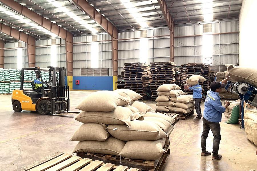 vận chuyển cà phê bằng đường sắt.